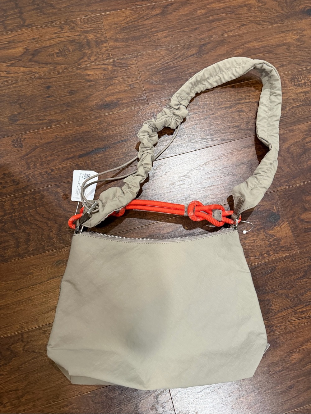 NWT Convertible Ruched Crossbody Bag
Large 16L Warm Ash Grey/Sunburst Orange - Picture 5 of 5